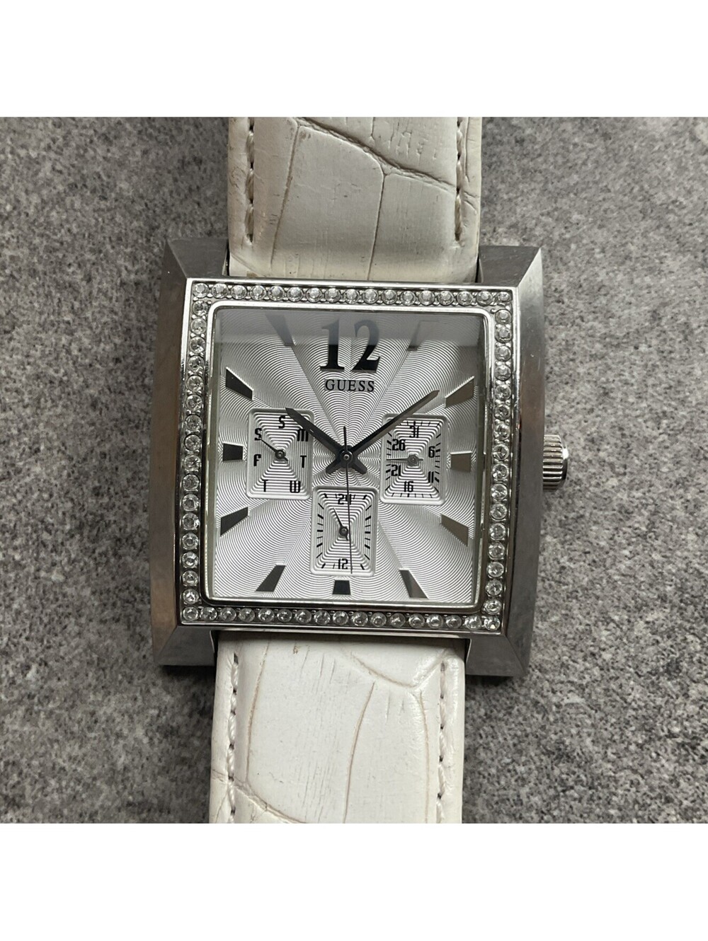 Guess Timeless Elle Beauty 2004 Watch 38mm Silver Tone Case White Leather Band Q